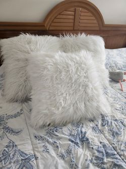 3 White pillows