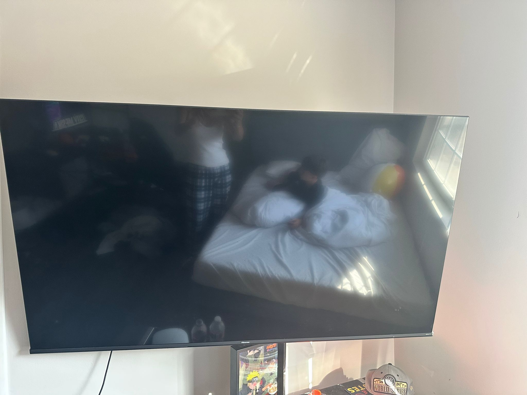 TV 65 Hisense + Glass Stand