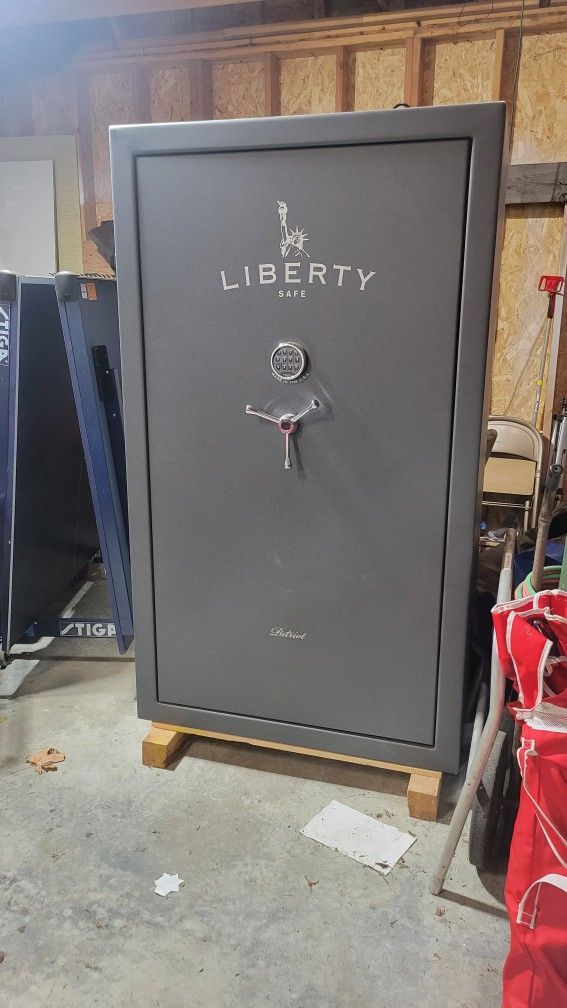 Like New Liberty Gun And Jewelry Safe D50 for Sale in Maple Valley, WA