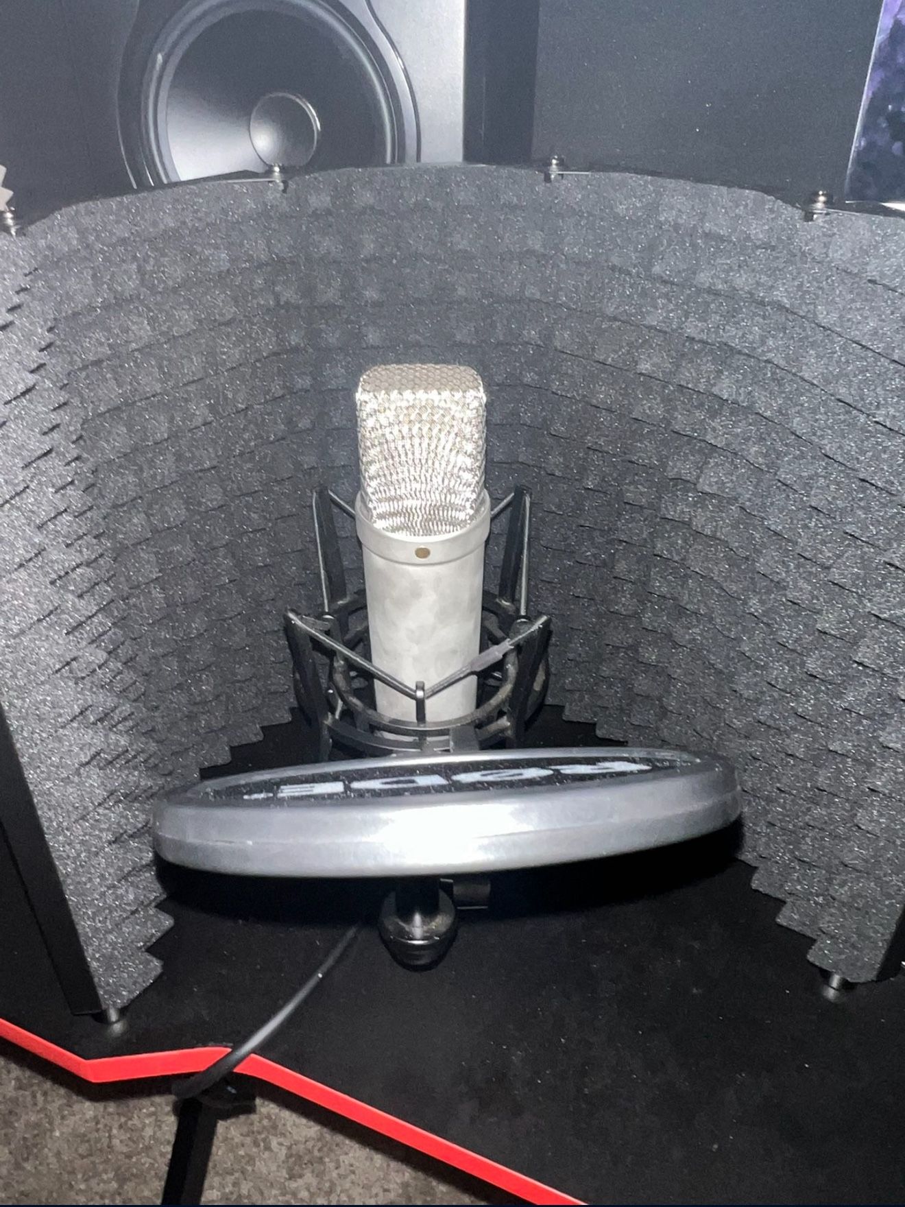 rode nt1a microphone & reflection shield
