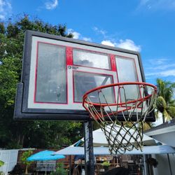 LIFETIME Basketball Hoop.   Baloncesto 