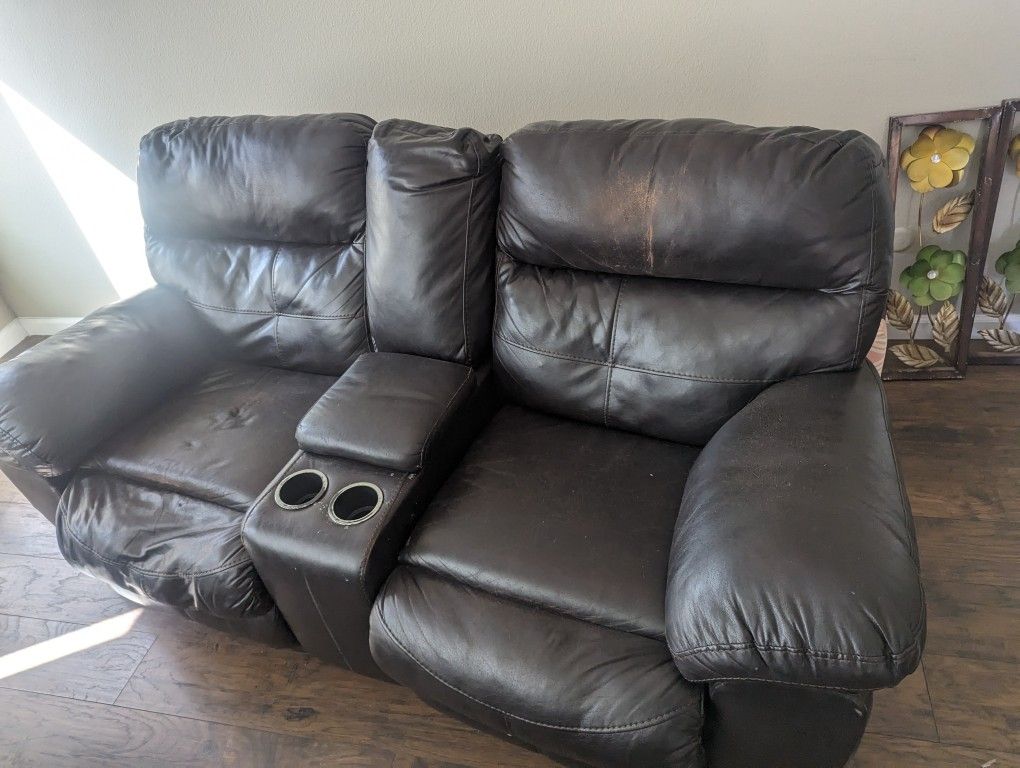 Leather Couch. Great Condition !?