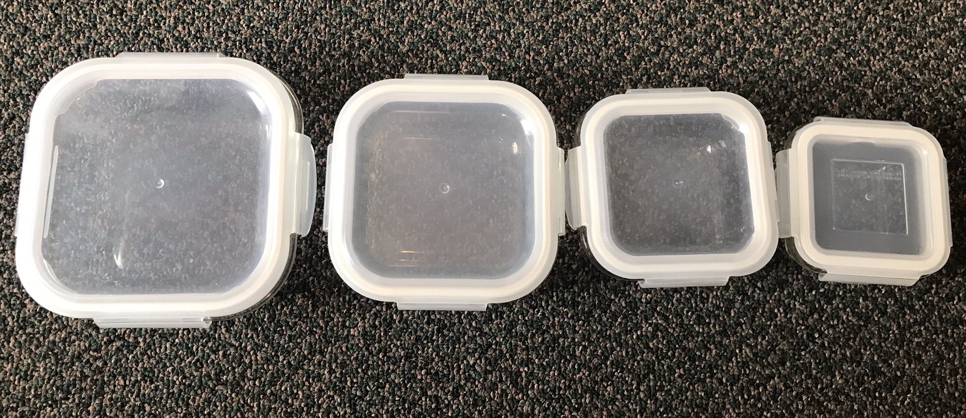 Set of 4 like-new Pyrex glass food storage containers