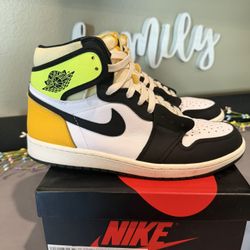 Air Jordan 1 Retro High White Black Volt University Gold 2021