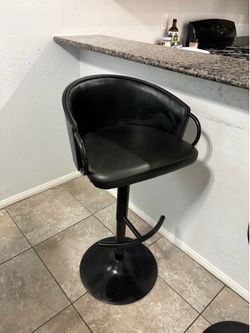 2 bar stools