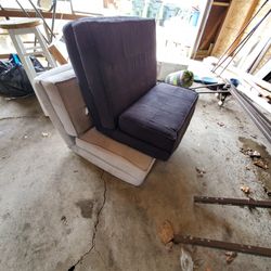  Fold-out Cushion Chair 