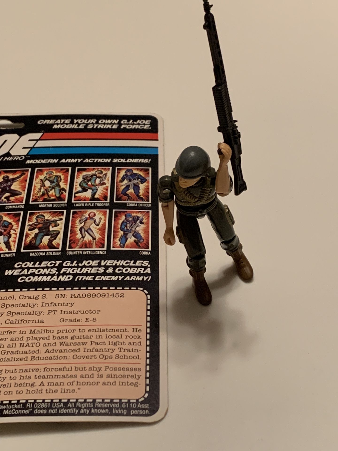 G I JOE MACHINE GUNNER “ROCK ‘N ROLL” (straight-armed) from 1982 with Card & Accessories