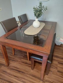 Table with 2 chairs