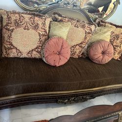 Sofa With 7 Pillows 