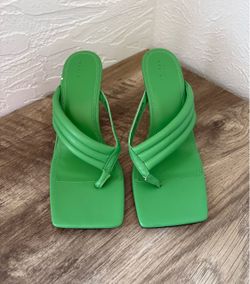 ASOS Design women’s Herring padded toe thong heeled green sandals size 11