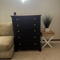 5 Drawer Dresser. Black/brown/gold