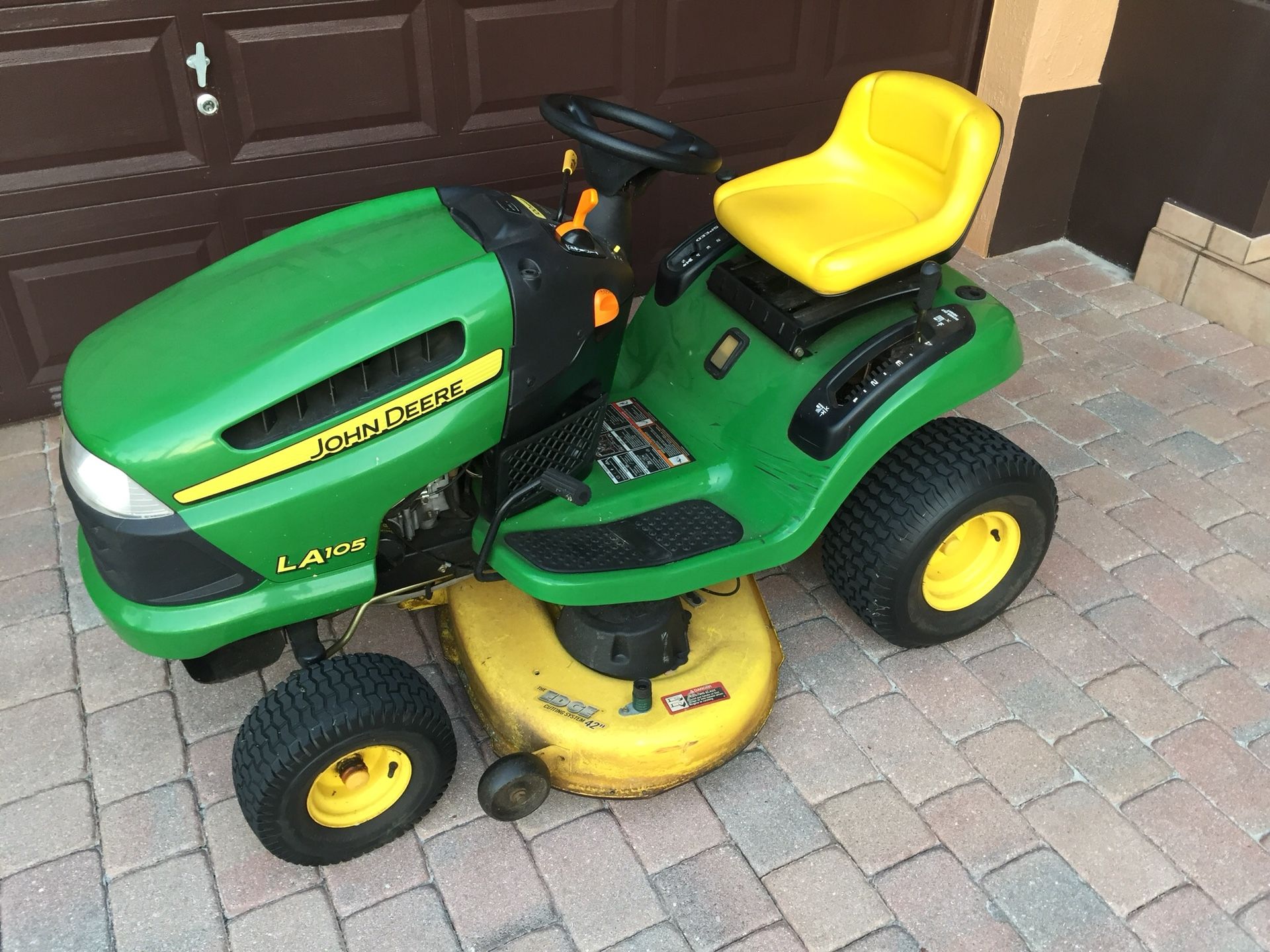 John Deere la105 Lawn Mower 100 series