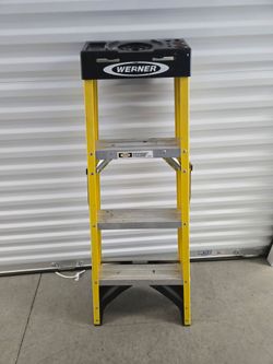 Like New Condition Werner 4ft Type 1 Fiberglass Step Ladder. "CHECK OUT MY PAGE FOR MORE DEALS "