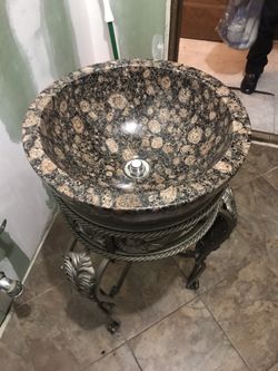 Round bowl w stand Never use brand new