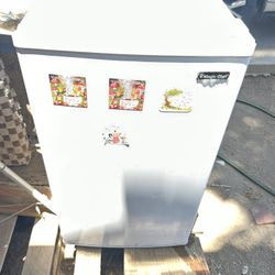 Magic chef Mini-fridge With Freezer Used