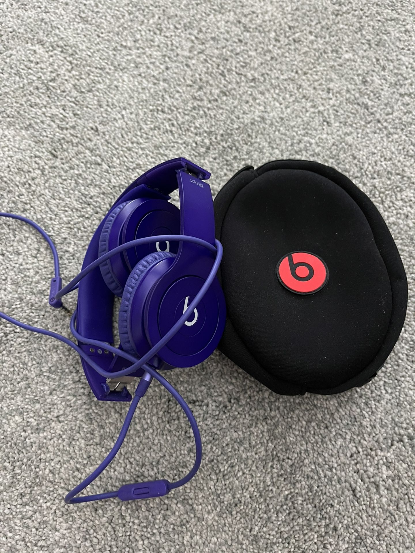 LIKE NEW BEATS SOLO HD OVER-THE-EAR PURPLE HEADPHONES WITH VOLUME CONTROL & CASE