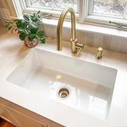 31 in. Undermount Single Bowl Crisp White Fireclay Kitchen Sink