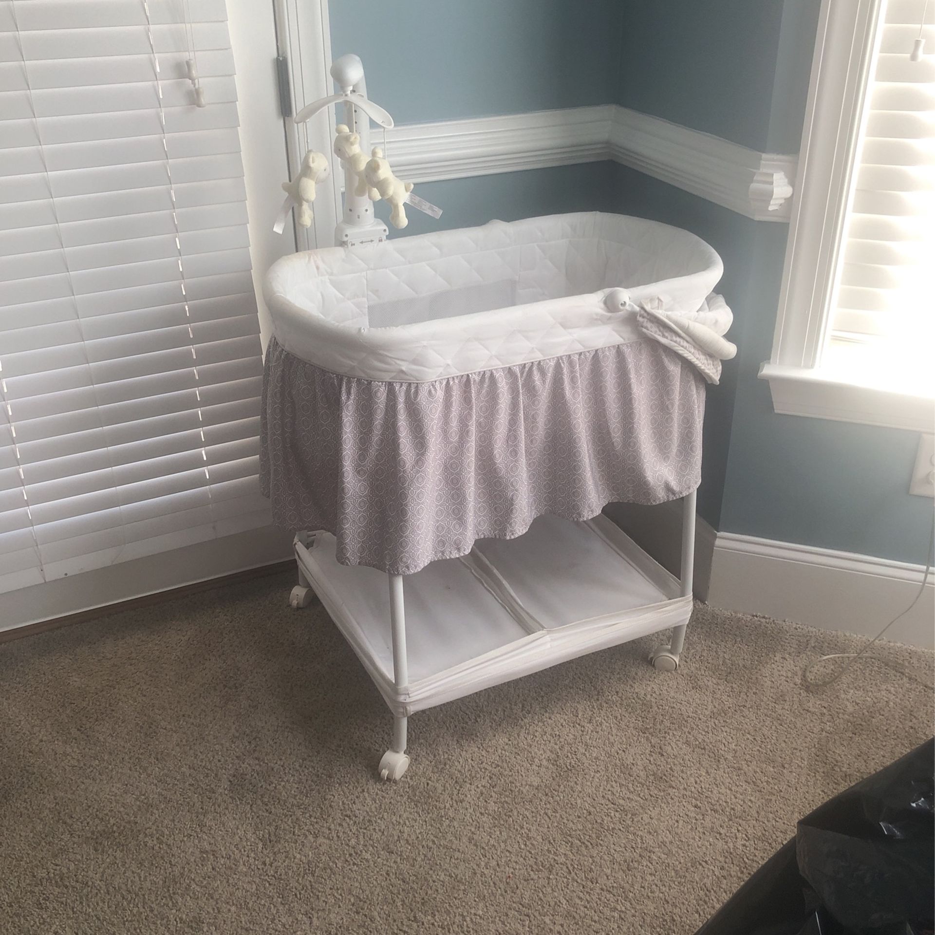 Delta Children Bassinet With Mobile Carousel