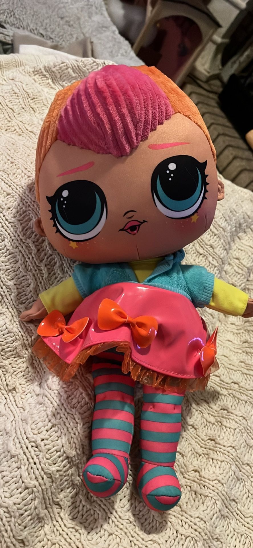 L. O.L. Surprise! Neon Q.T. – Huggable, Soft Plush Doll. Toy . 