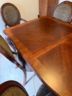 Dining room table an chairs