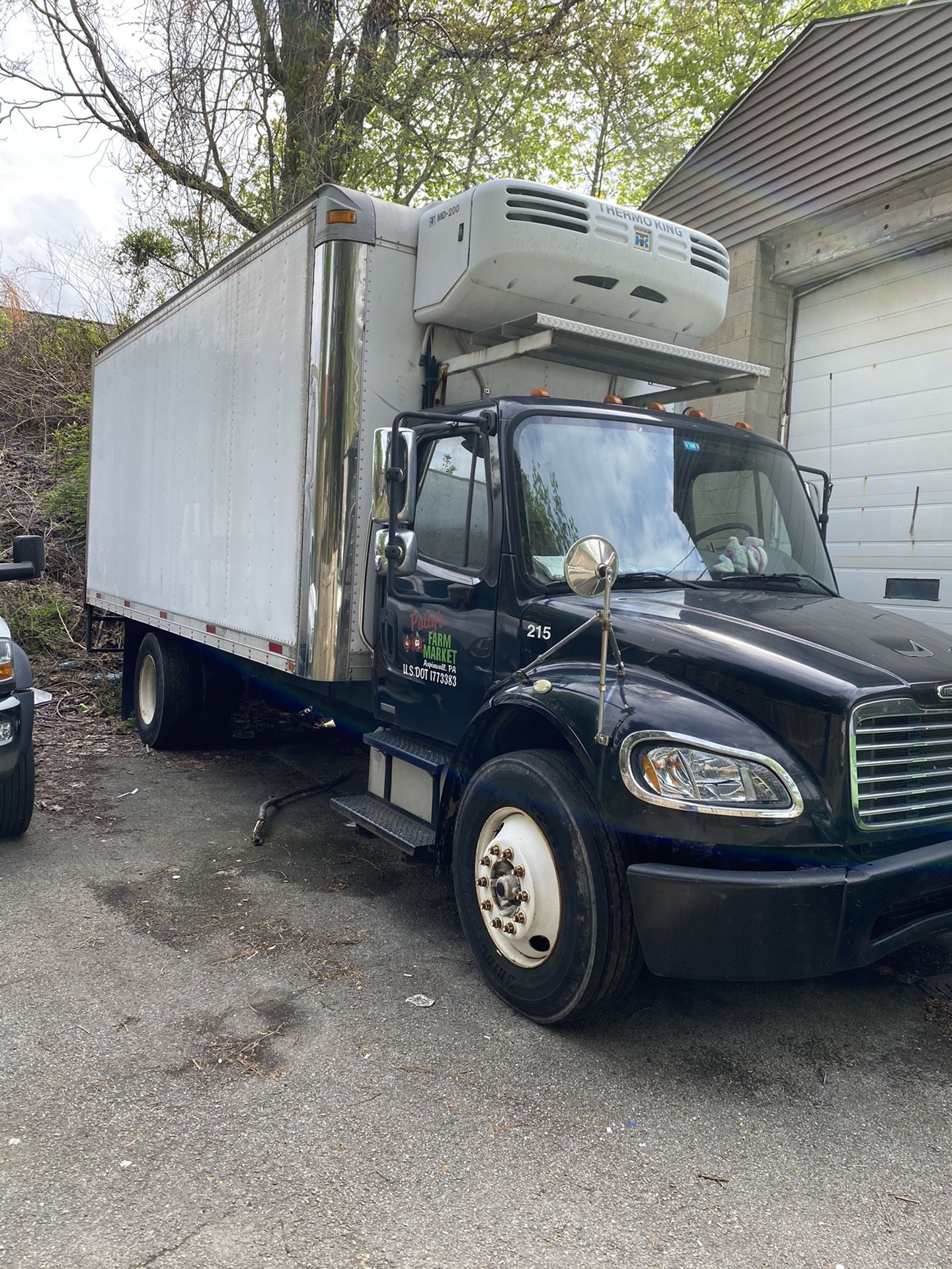 Freightliner 2918 or 20 foot box refrigerated lower the price from 35 to 25,000