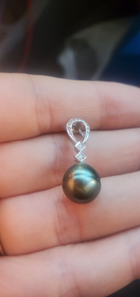 14k Gold Peral Diamond Pendant.