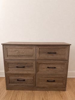 6 Drawer Dresser w/ Socket (one handle fell off)
