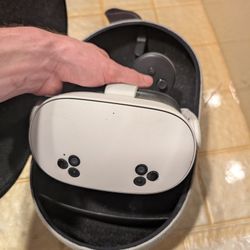 Quest 3s With Carrying Case