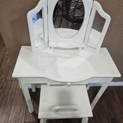 Girls Vanity And Dress Closet