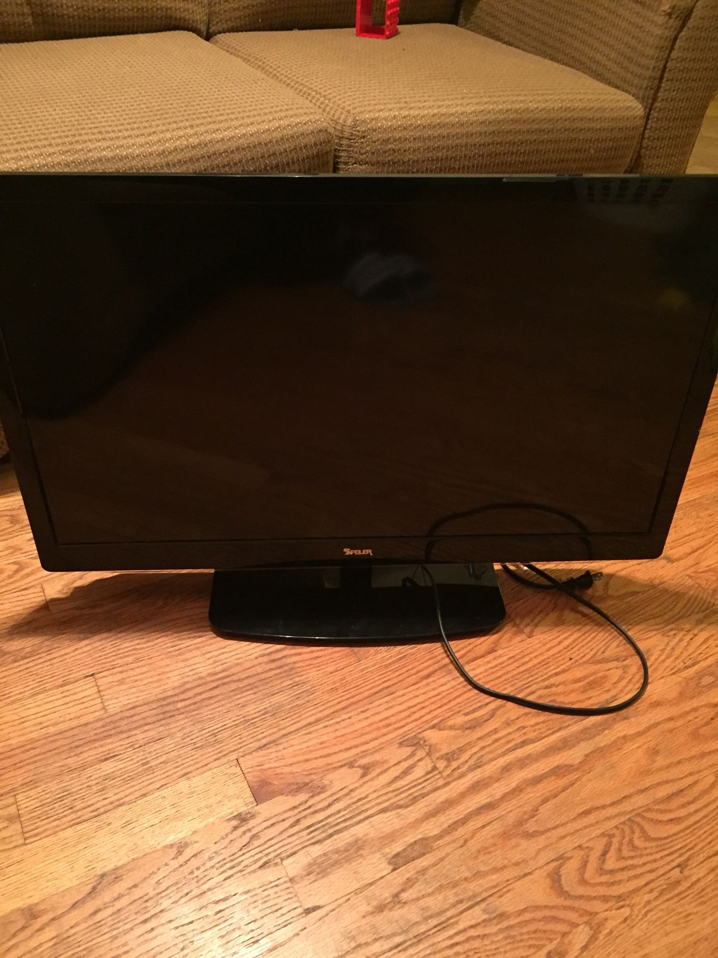 32 inch Tv with wall mount attached