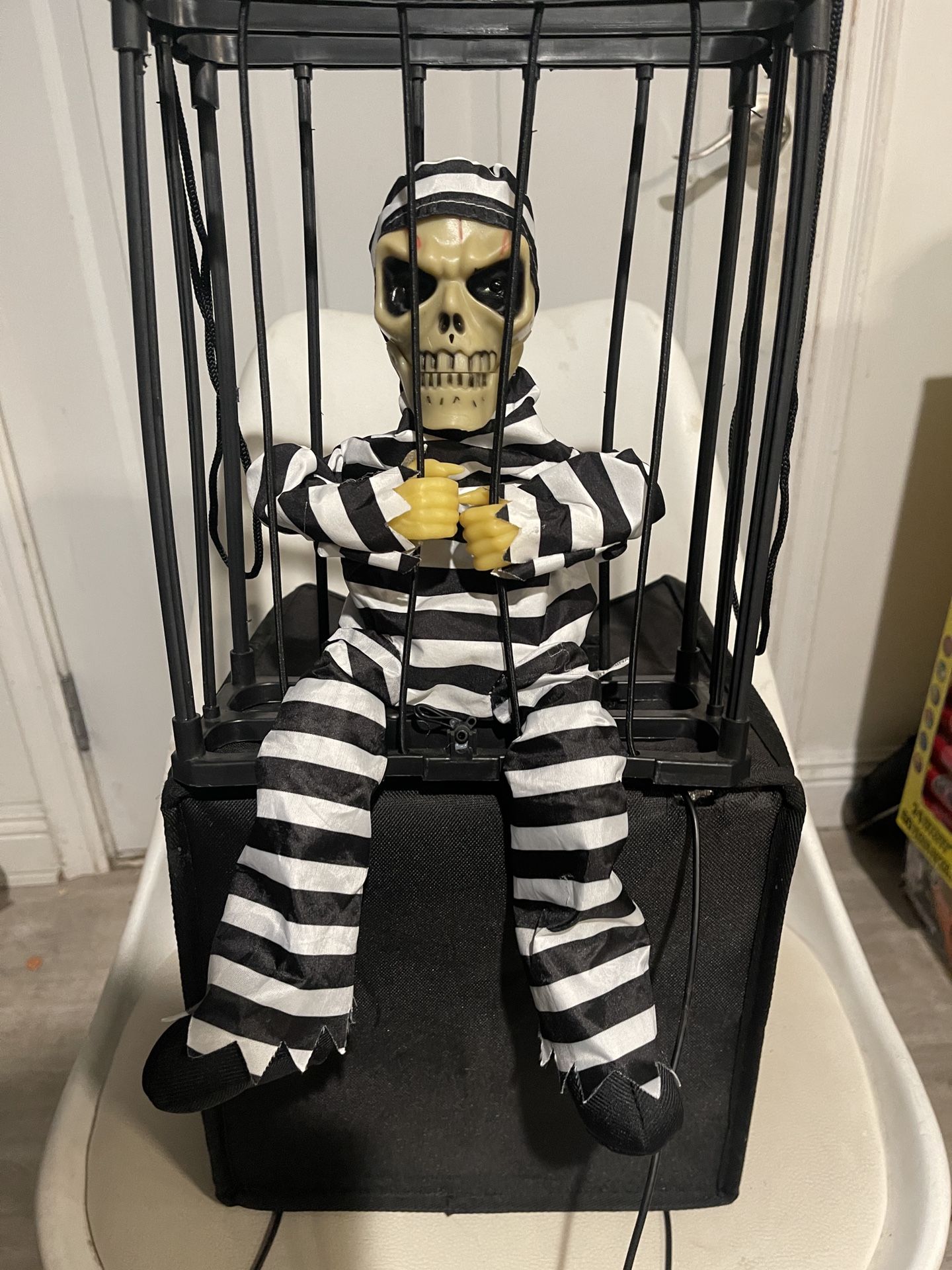 Screaming Skeleton Halloween Animatronic