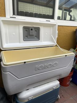 BEAUTIFUL BIG IGLOO COOLER 