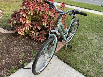 Schwinn Clear Creek Female Mountain Bike. for Sale in Riverview