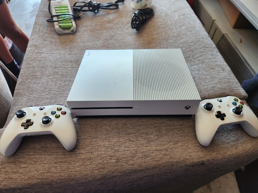 Xbox One w/two controllers