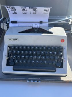 Olympia De Luxe typewriter