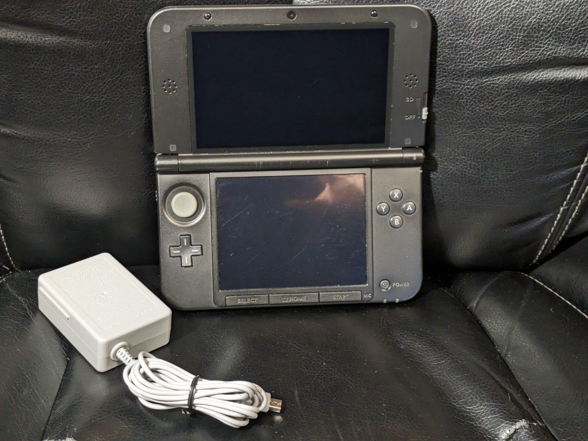 Black Nintendo 3DS With Charger Working.