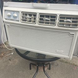 12,000 Btu Air conditioner 200.00