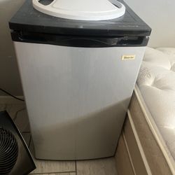 Magic Chef Mini Fridge 