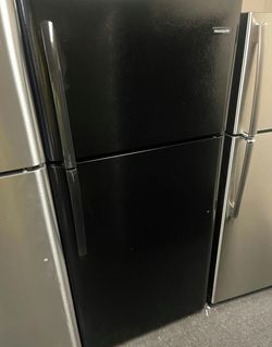 Frigidaire Top Freezer Refrigerator Black