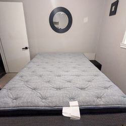 Serta Pillow Top mattress (Like New) With Mirror 