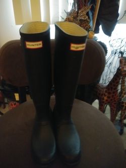 Ladies Hunter boots sz 7,fit like 7.5-8,one boot the letters U&N got messed up otherwise boots look new