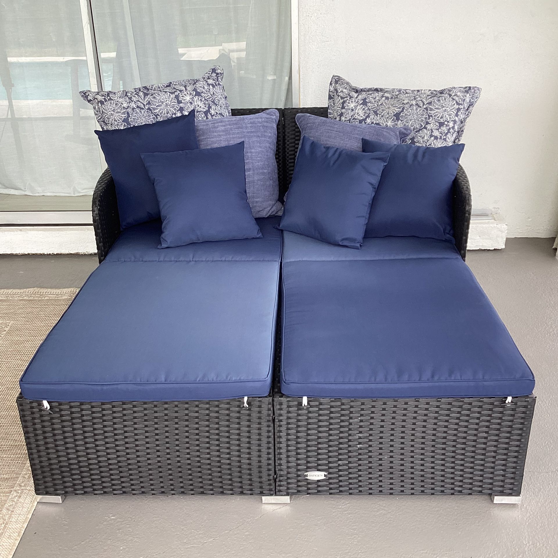 Patio Rattan Day Bed With 8 Pillows