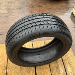 (225/45/17) Tire