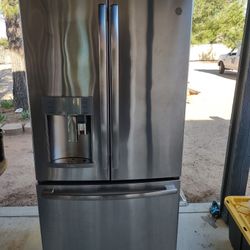 GE COUNTER DEPTH 3 DOOR STAINLESS STEEL REFRIGERATOR ( FRIDGE) WATER AND ICE AVAILABLE 