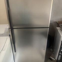 GE Stainless Steel Top Freezer Refrigerator – Like New!