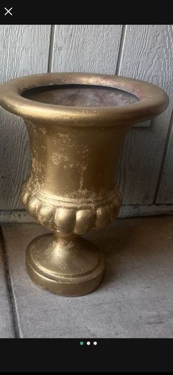 Gold flower pot / metal interior