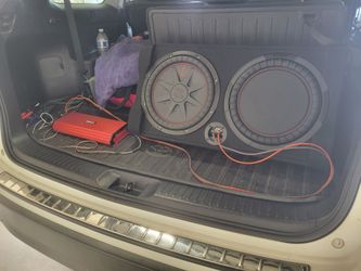 Una BOCINA KICKER Y AMPLIFIER
