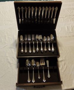 Oneida Heirloom Silverplate Belcourt 65 piece Silverware Set for 12 With Box