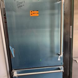 VIKING. BUILT—IN—BOTTOM. FREEZER. REFRIGERATOR. 36”