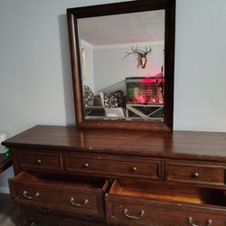 Dresser With Mirror 